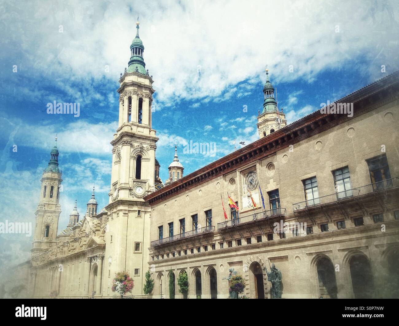 Blick von der Basilika der Muttergottes von der Säule und dem Rathaus in Zaragoza, Spanien Stockfoto