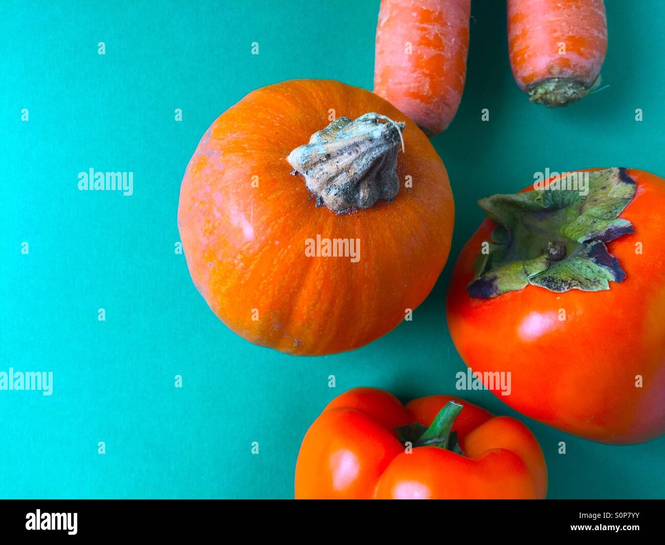 Orangefarbene Früchte und Gemüse - Smartphone-aufgenommenes Stockfoto