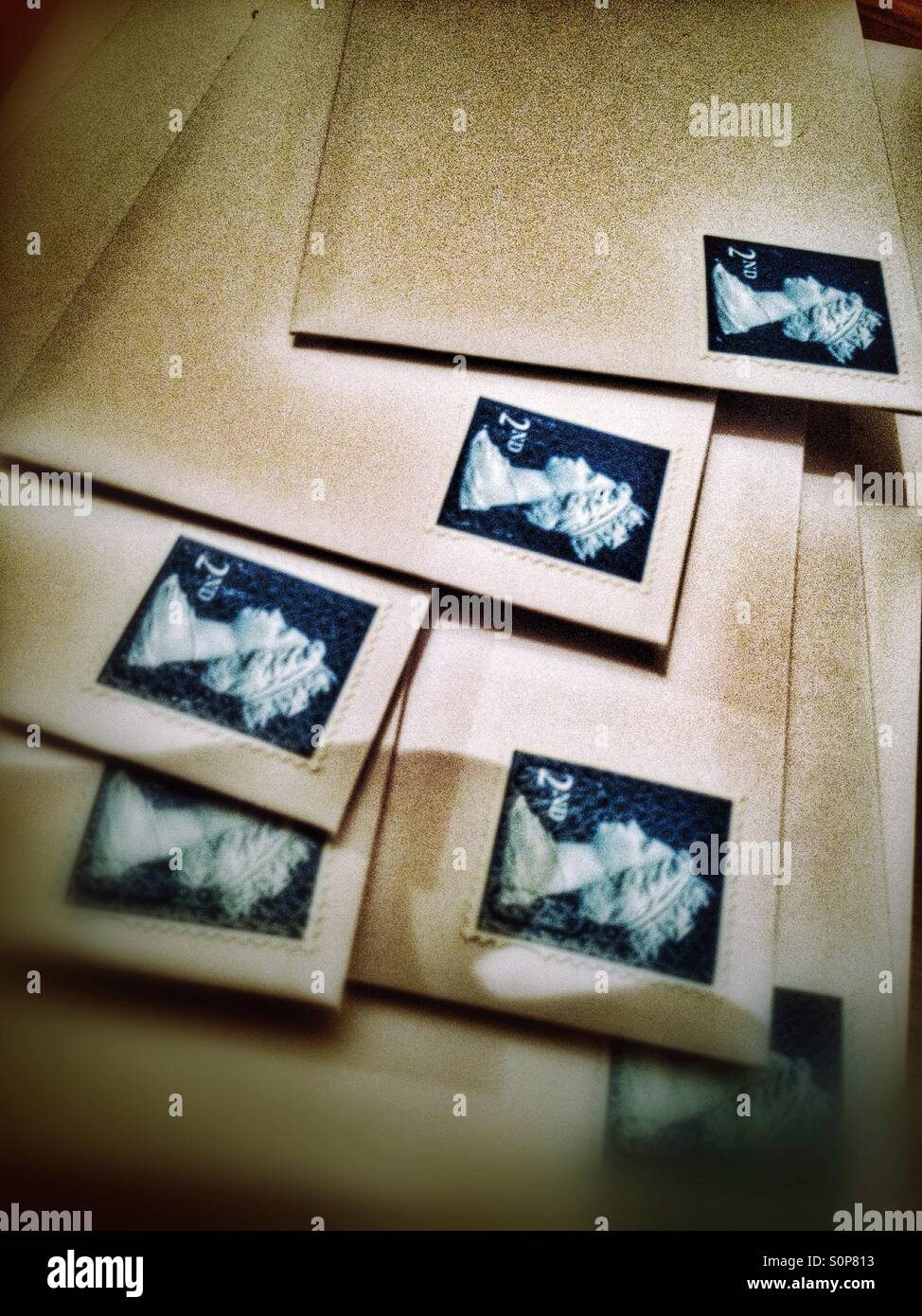 Ein Stapel von Briefen mit 2. Klasse Stempeln bereit, zu posten. Stockfoto