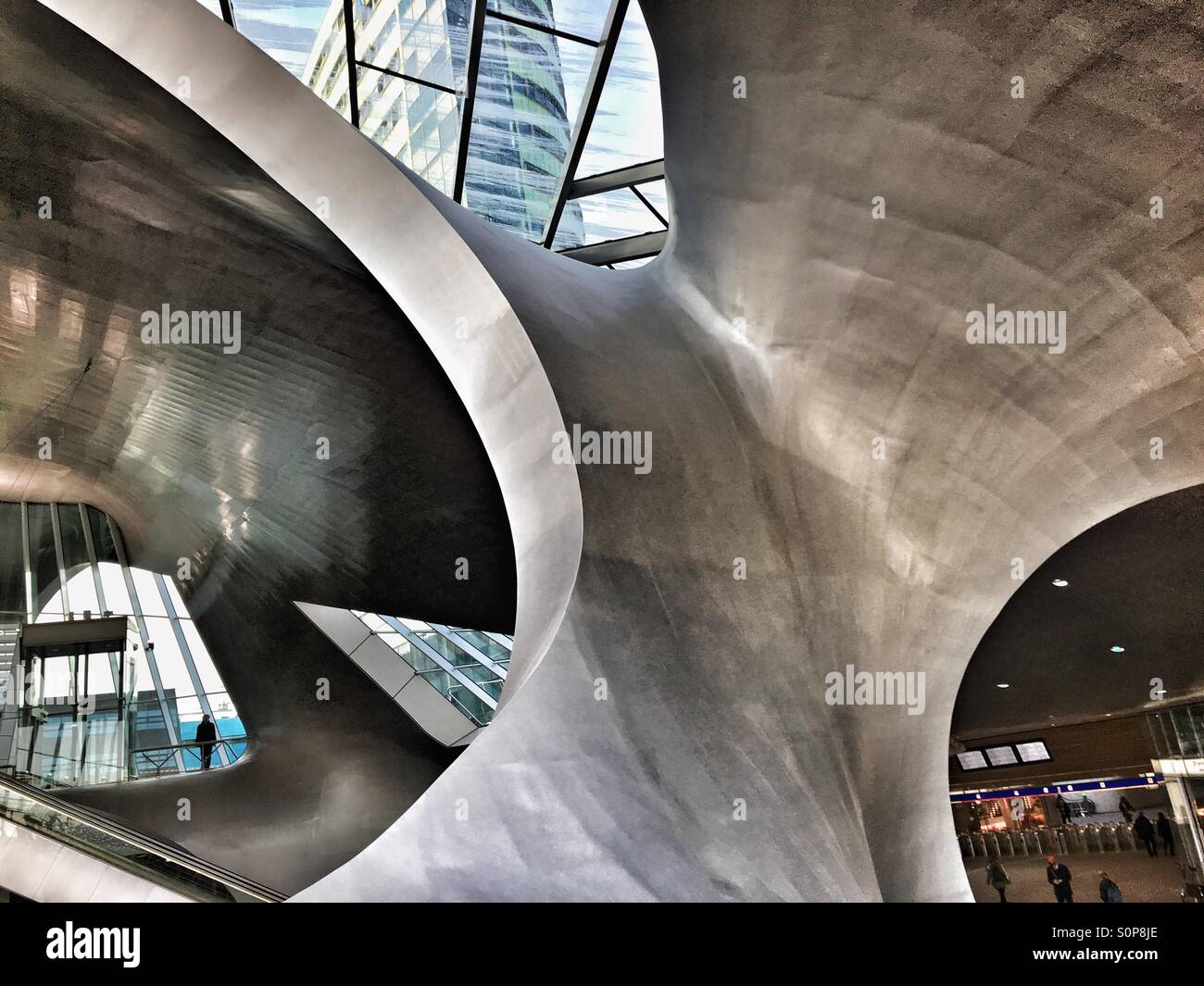 Im neuen Bahnhof in Arnheim. Holland - Smartphone-aufgenommenes Stockfoto