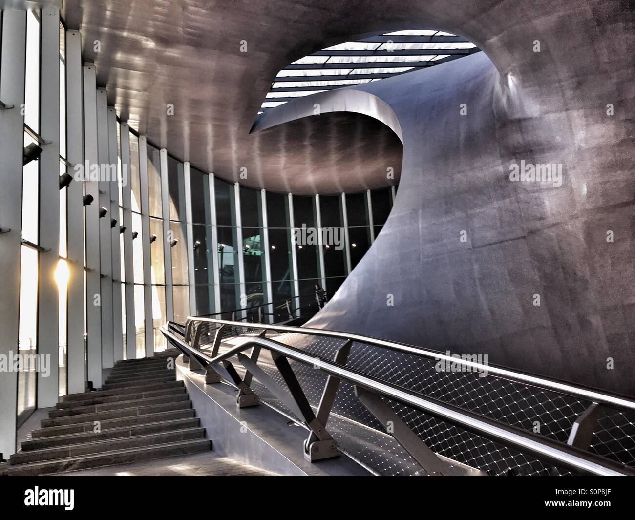 Im neuen Bahnhof in Arnheim. Holland - Smartphone-aufgenommenes Stockfoto