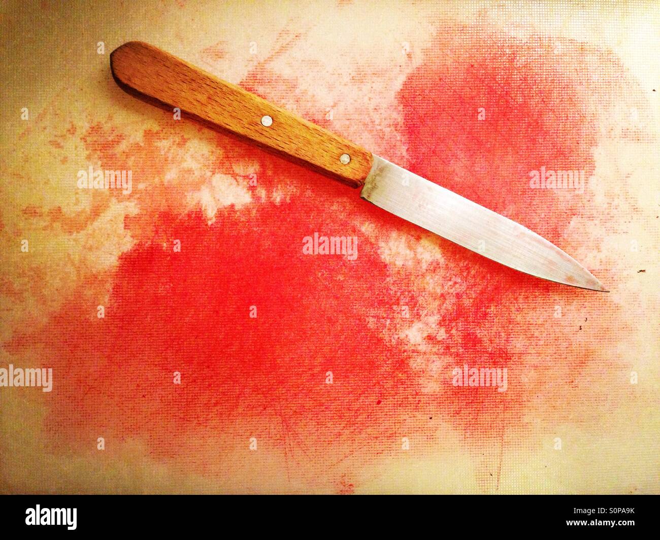 Rote Beete Saft und ein Messer auf ein Kunststoff Schneidebrett Stockfoto