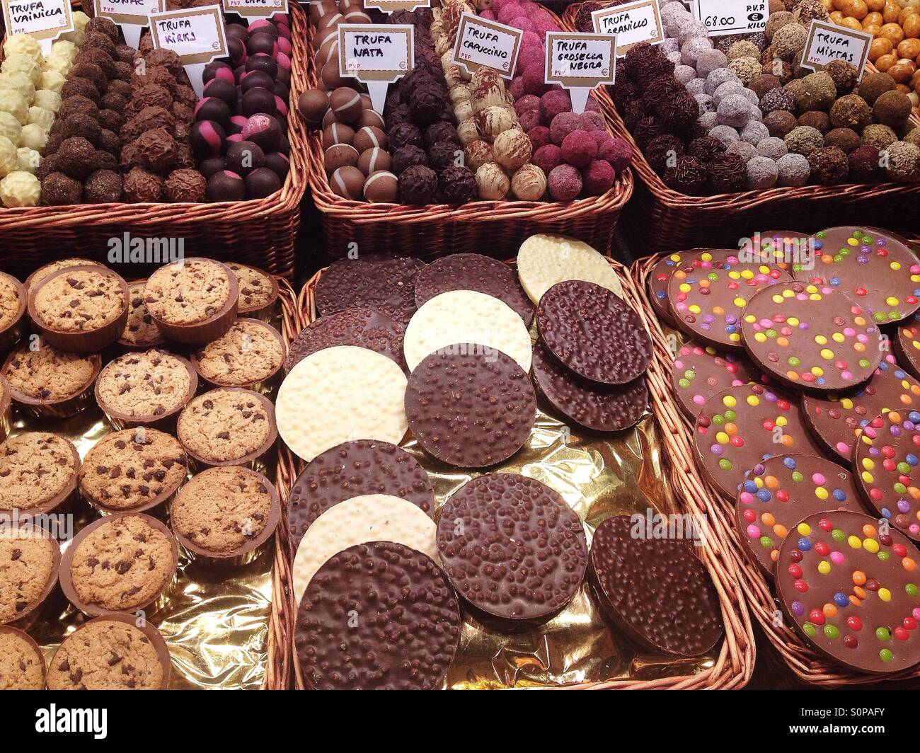 Kekse und Pralinen zum Verkauf auf dem Markt - Smartphone-aufgenommenes Stockfoto