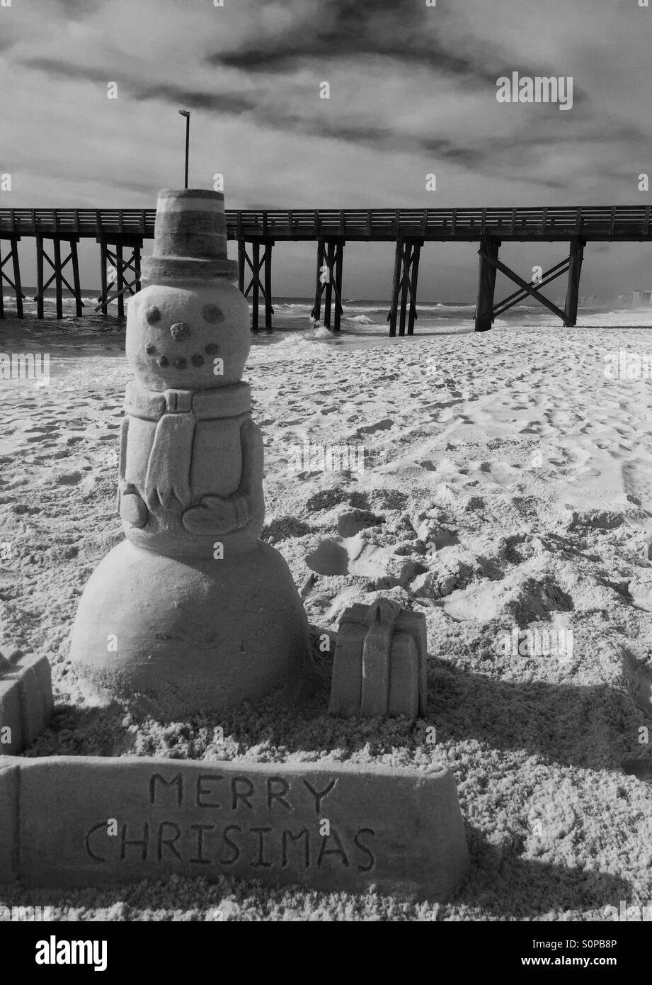 Sandskulpturen Schneemann für eine Florida Strand-Weihnachten Stockfoto