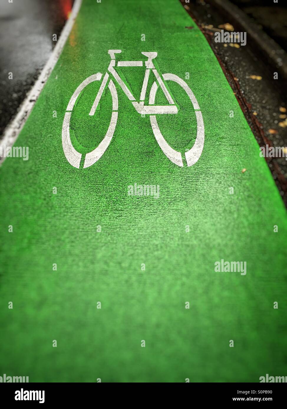 Radweg auf der Fahrbahn mit Grün lackierten Lane. Stockfoto