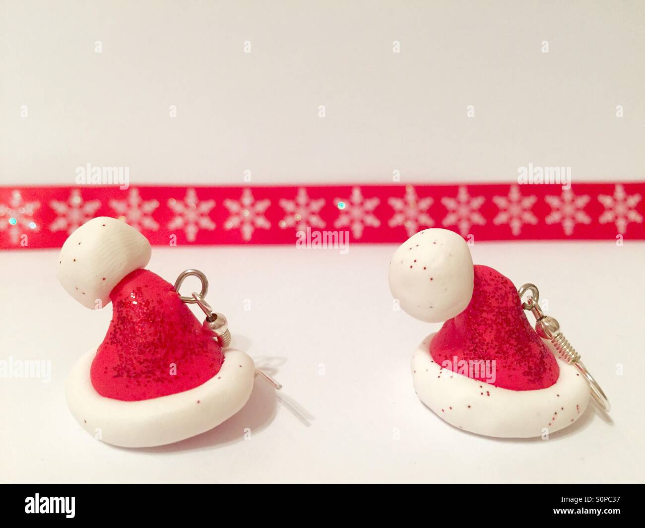 Weihnachtsmann-Mütze-Ohrringe - Smartphone-aufgenommenes Stockfoto