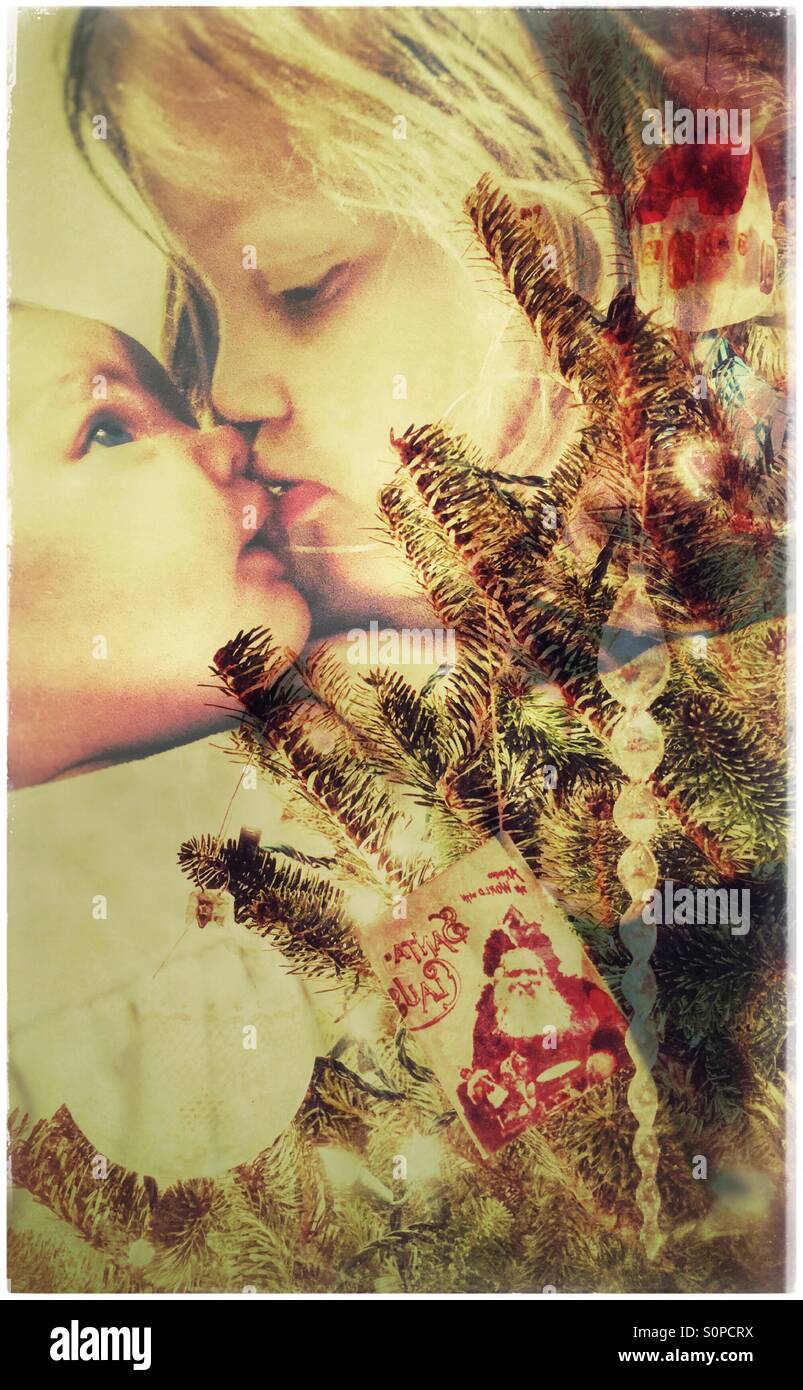 Doppelbelichtung Schwestern küssen hinter den Weihnachtsbaum Stockfoto