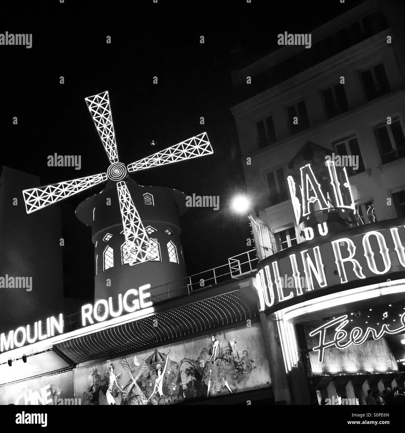 Moulin Rouge in Paris bei Nacht Stockfoto