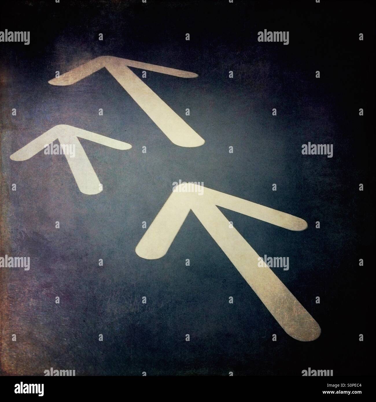 3 Pfeil-Zeichen auf der Straße Stockfoto