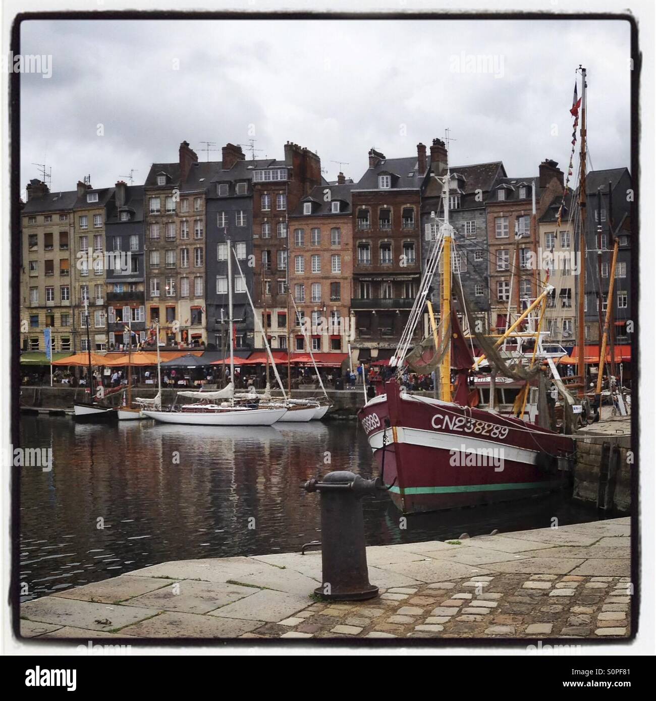 Der Hafen von Honfleur, Normandie, Frankreich. Foto des iPhone-Mobiltelefons im Instagram-Stil. Stockfoto