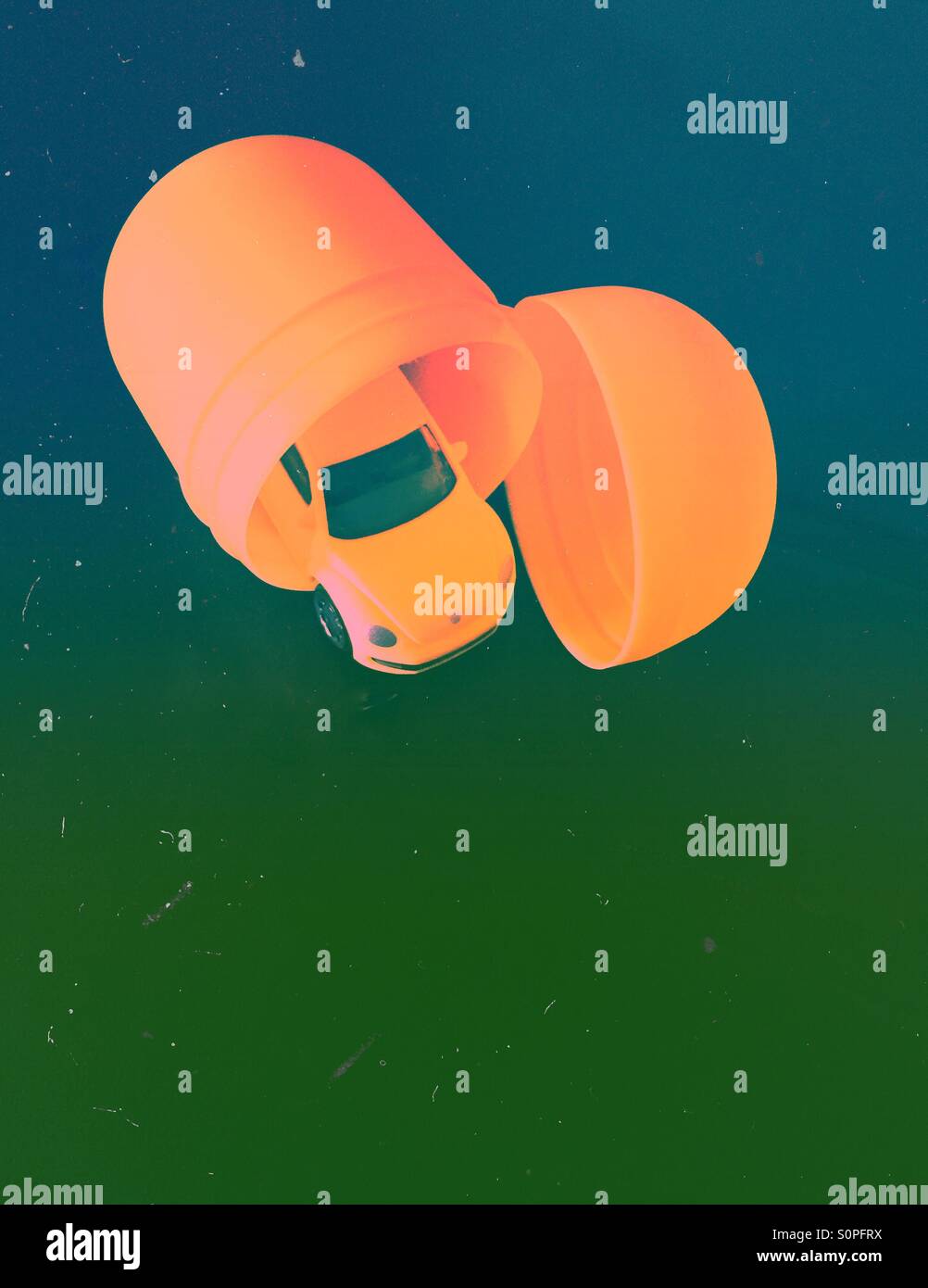 Spielzeug Überraschung im Ei. Volkswagen Auto - Smartphone-aufgenommenes Stockfoto