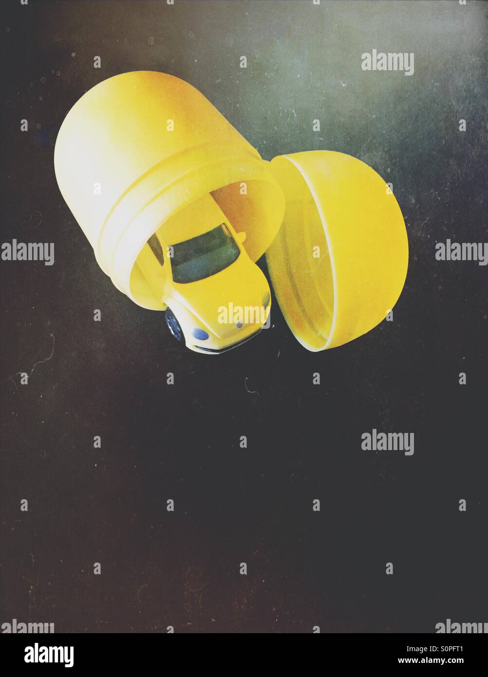 Spielzeug Überraschung im Ei. Volkswagen Auto. - Smartphone-aufgenommenes Stockfoto