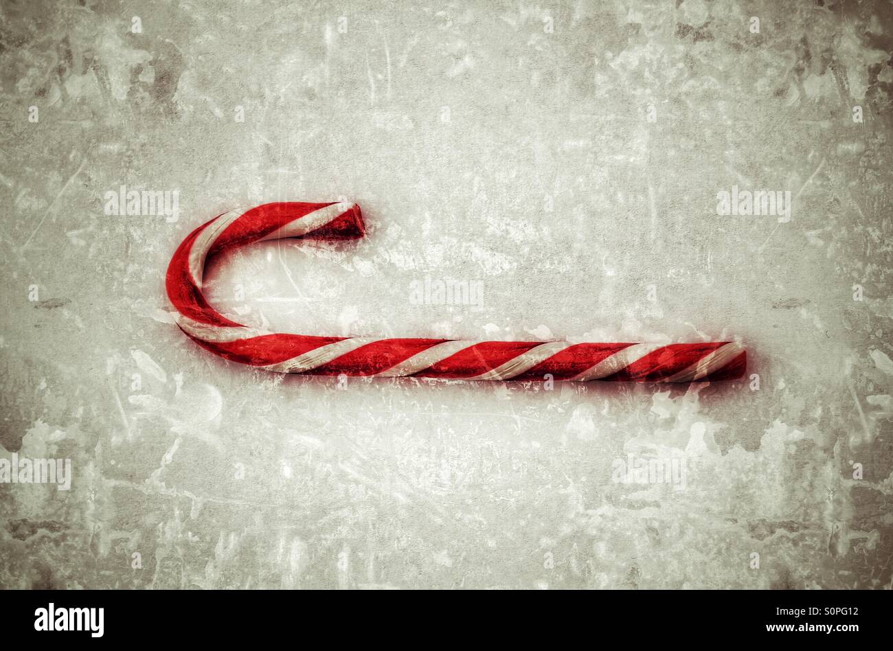 Ein rot-weiß gestreiften Zuckerstangen mit einem frostigen Textur. Stockfoto