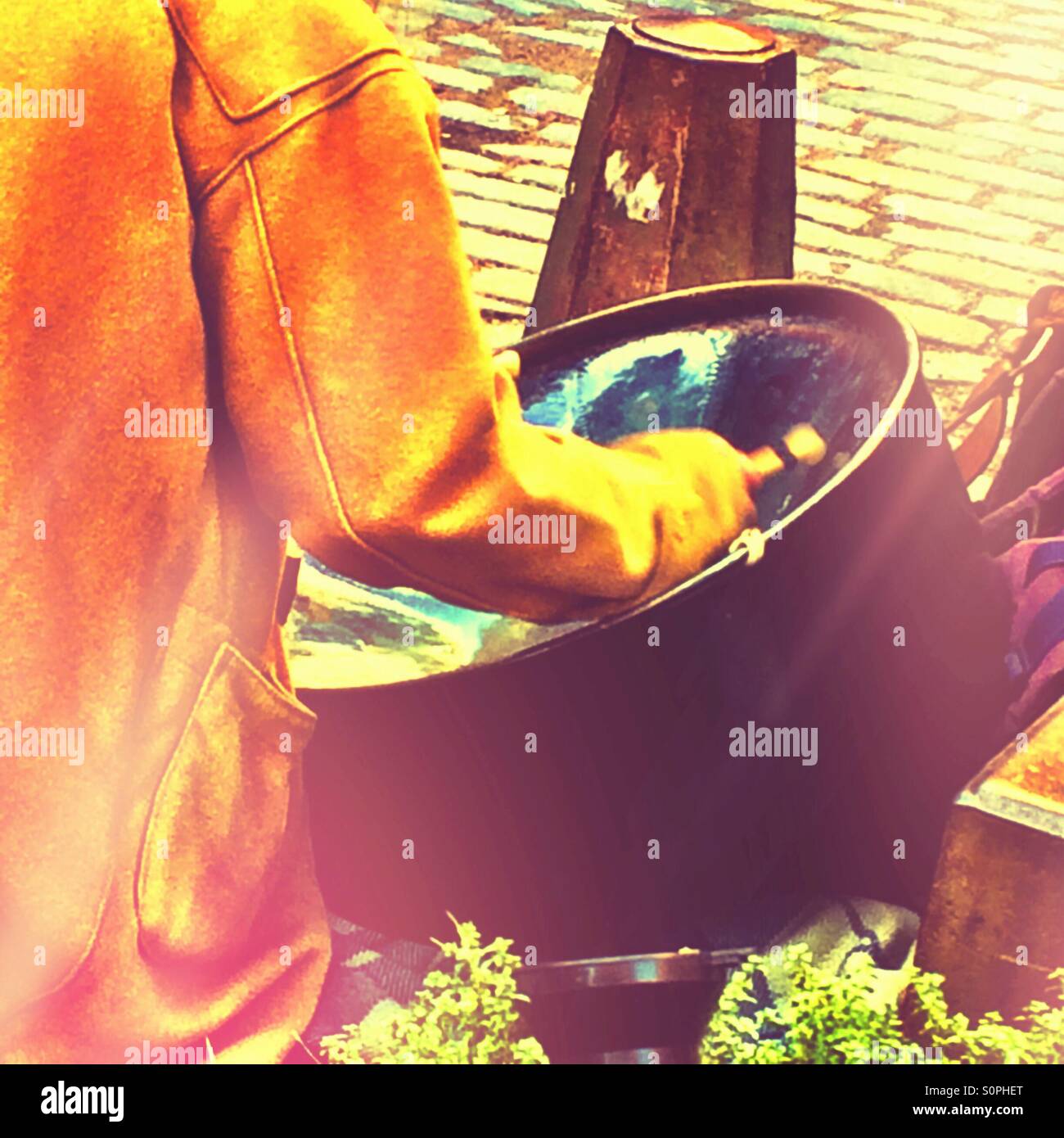 Straßenmusik Schlagzeuger - Smartphone-aufgenommenes Stockfoto