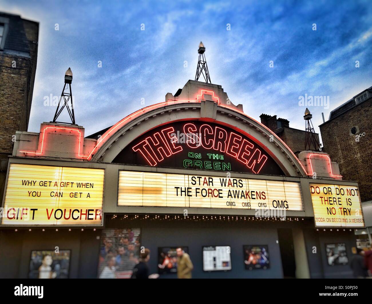 Der Bildschirm auf den grünen Kino in Islington, London, die Werbung für des neuen Star Wars-Films "Das Erwachen der macht" - Smartphone-aufgenommenes Stockfoto