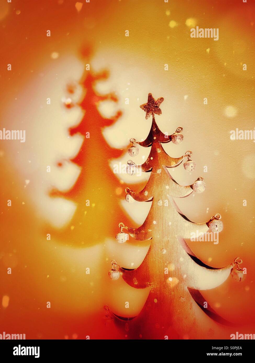 Modell-Weihnachtsbaum wirft Schatten mit Schnee-Effekt Stockfoto