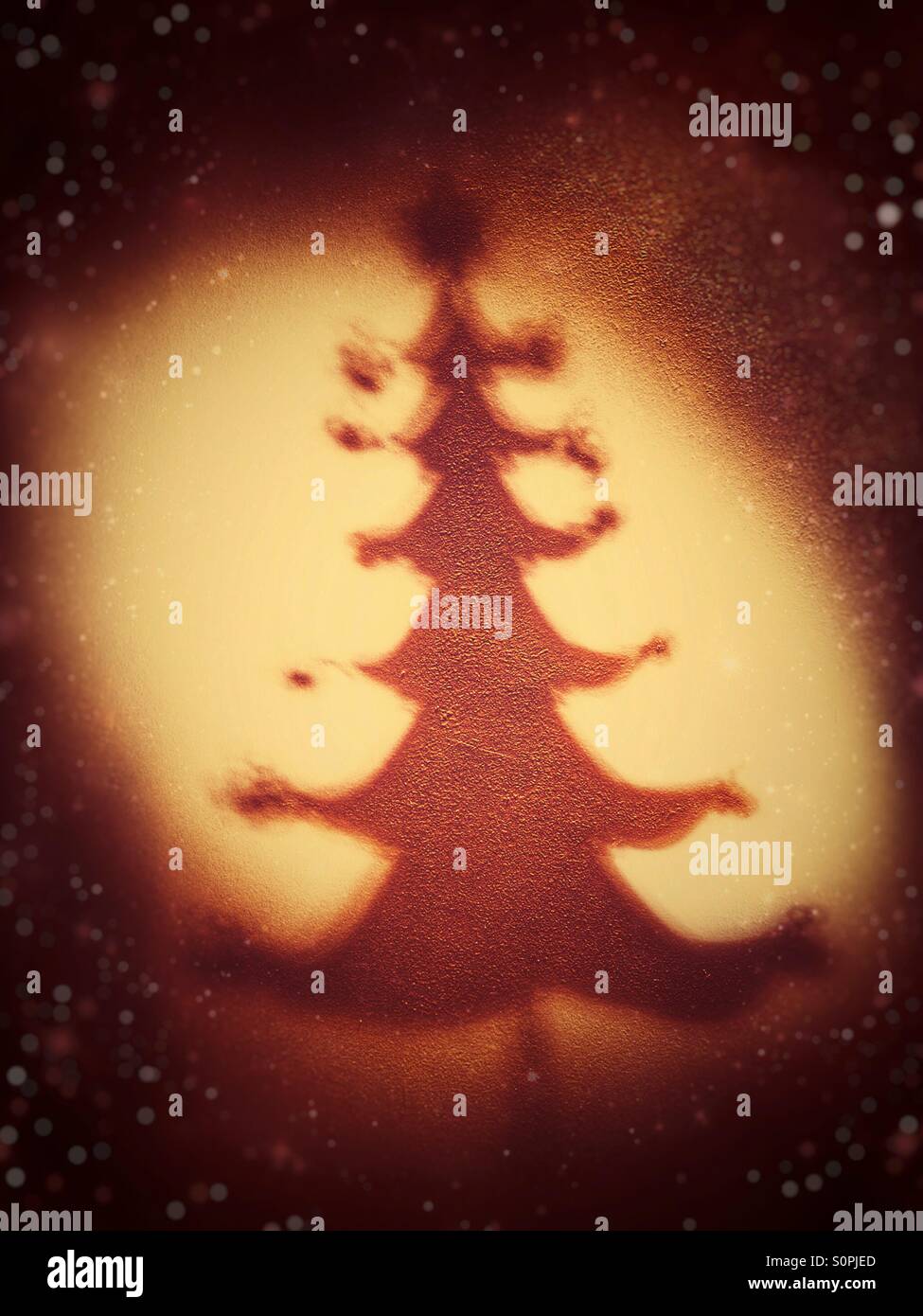 Schatten der Weihnachtsbaum mit Schnee-Effekt Stockfoto