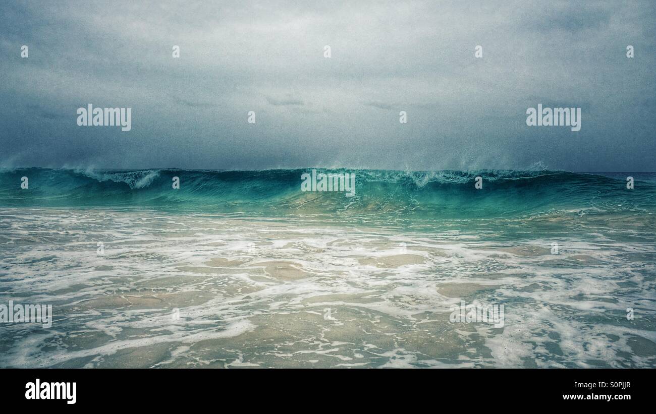 Grauer Himmel, wie eine Welle beginnt zu brechen Stockfoto