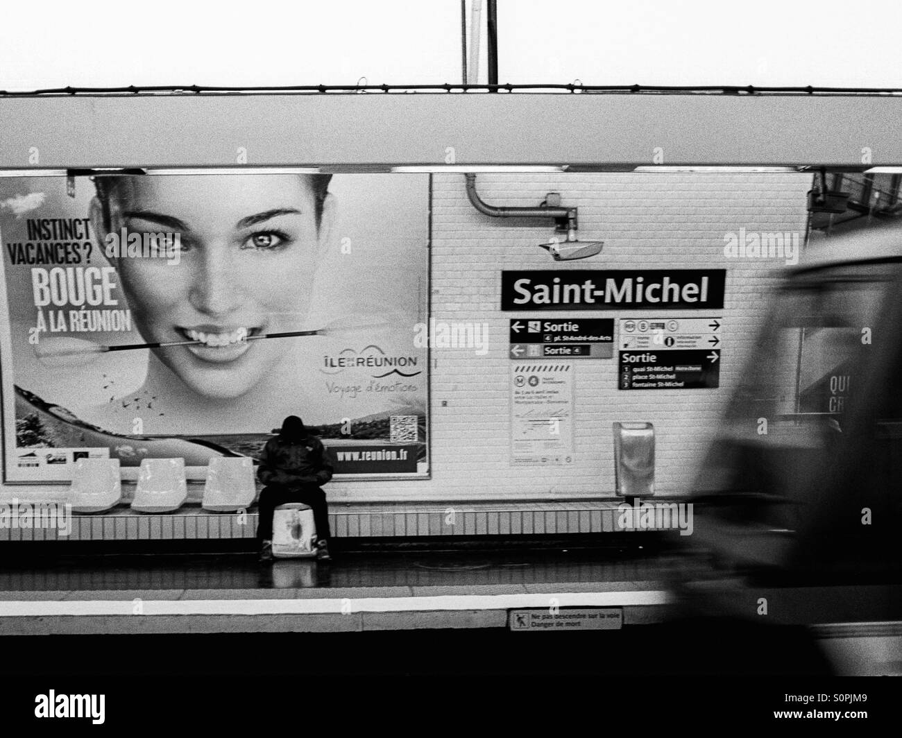 Man wartet auf den Paris-Metro Stockfoto