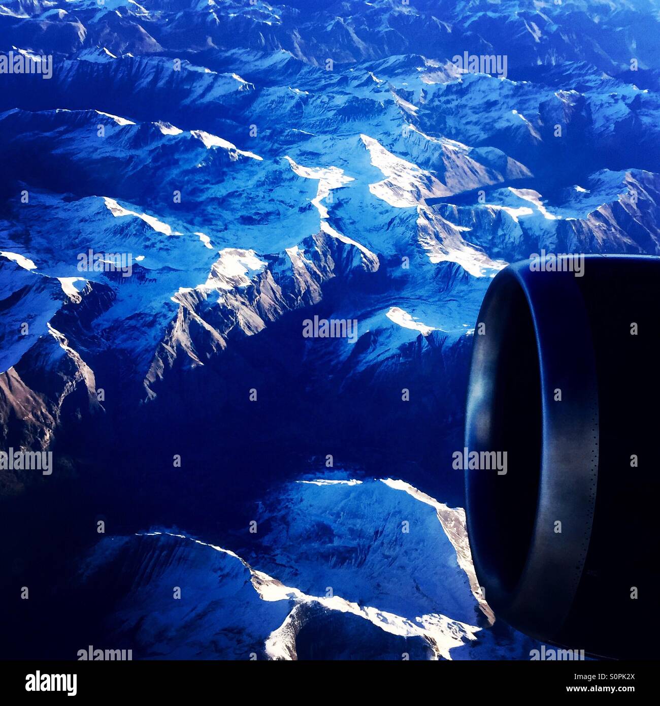 Abstrakte Jet-Engine auf die Schweizer Alpen im Morgengrauen. - Smartphone-aufgenommenes Stockfoto