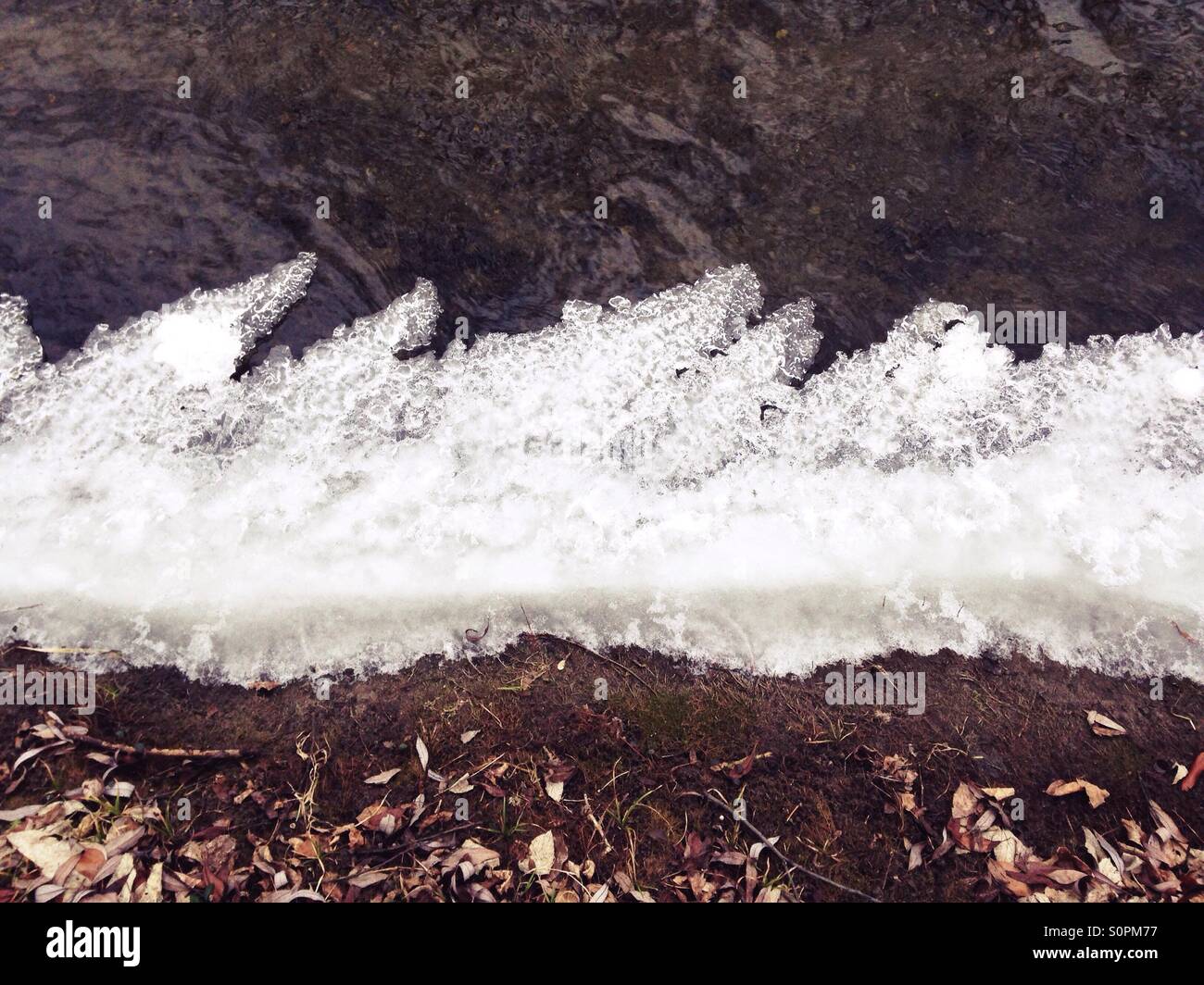 Eis neben dem bach Fotos und Bildmaterial in hoher Auflösung Alamy