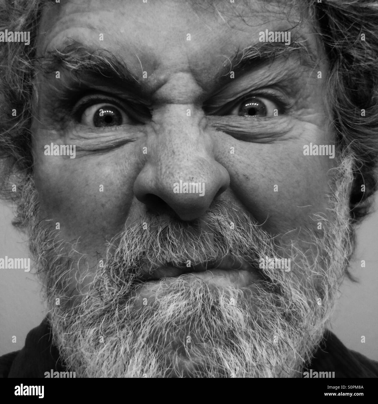 Mann, Alter 64, stirnrunzelnd, schwarz / weiß - Modell veröffentlicht Stockfoto