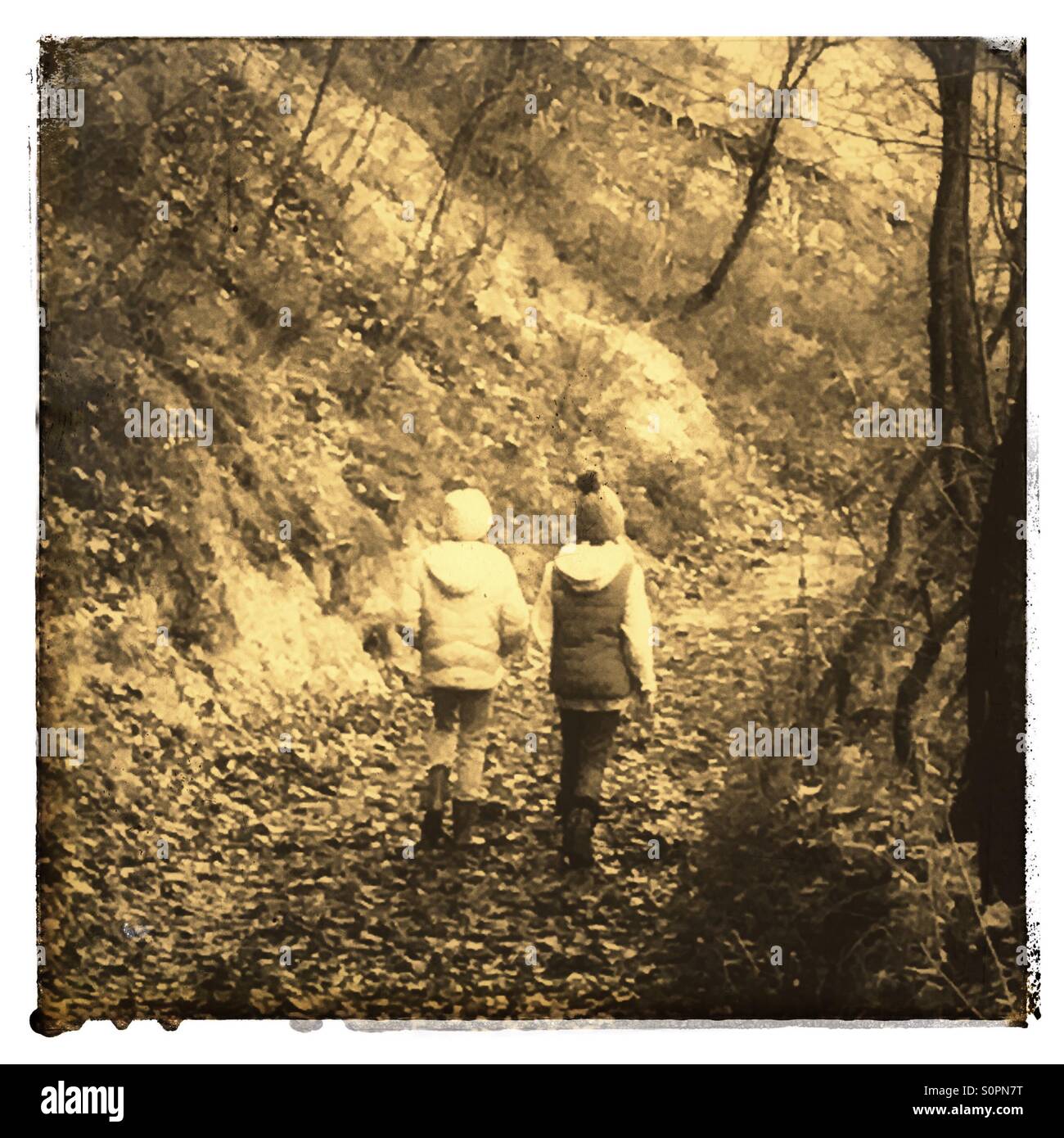 Zwei Mädchen zu Fuß Stockfoto