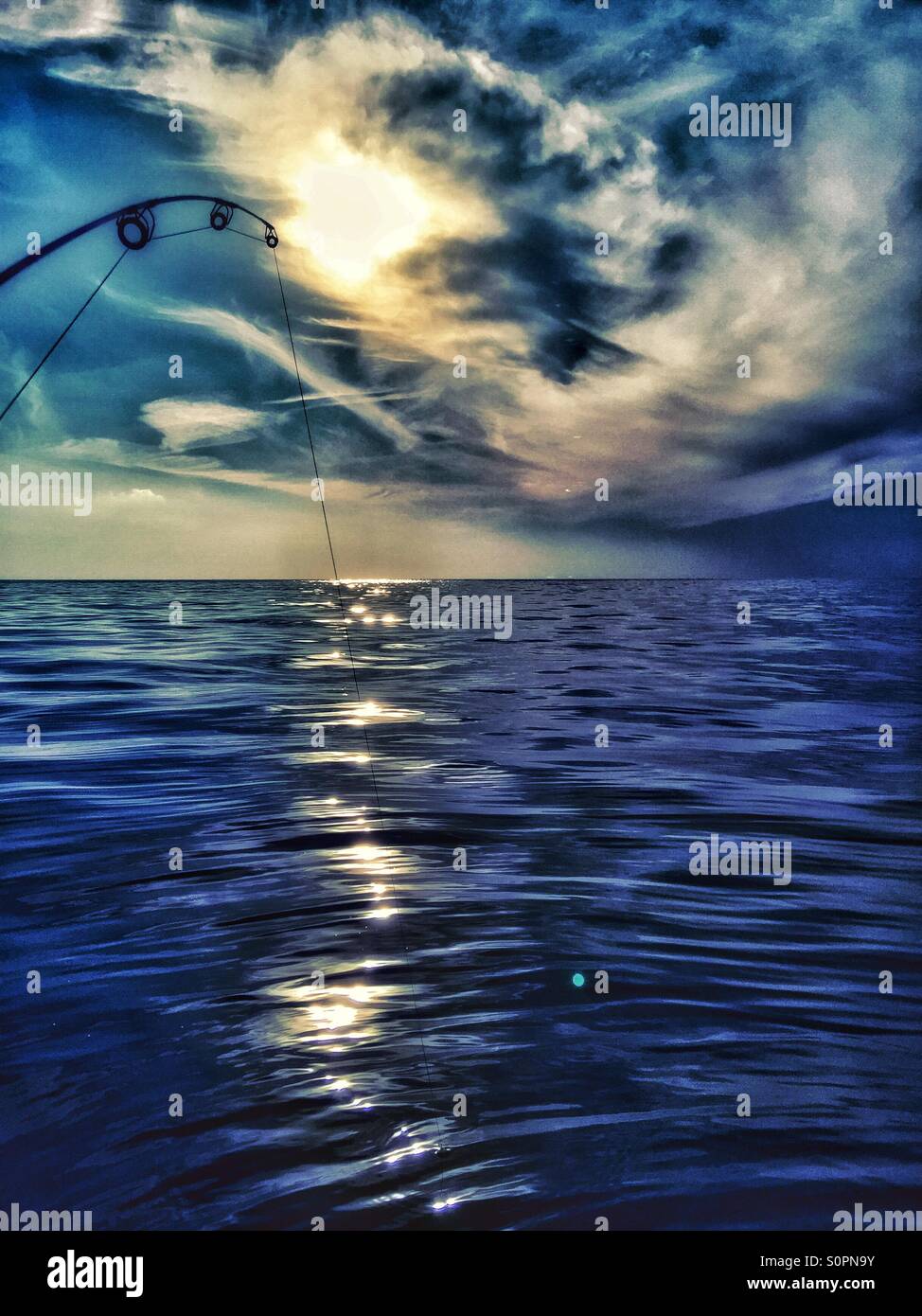 Meer, Mittelmeer, Sonnenuntergang, Wasser, Sonne Reflexion, Angeln kann, Hussein el Saneh, Wolken, Wellen Stockfoto
