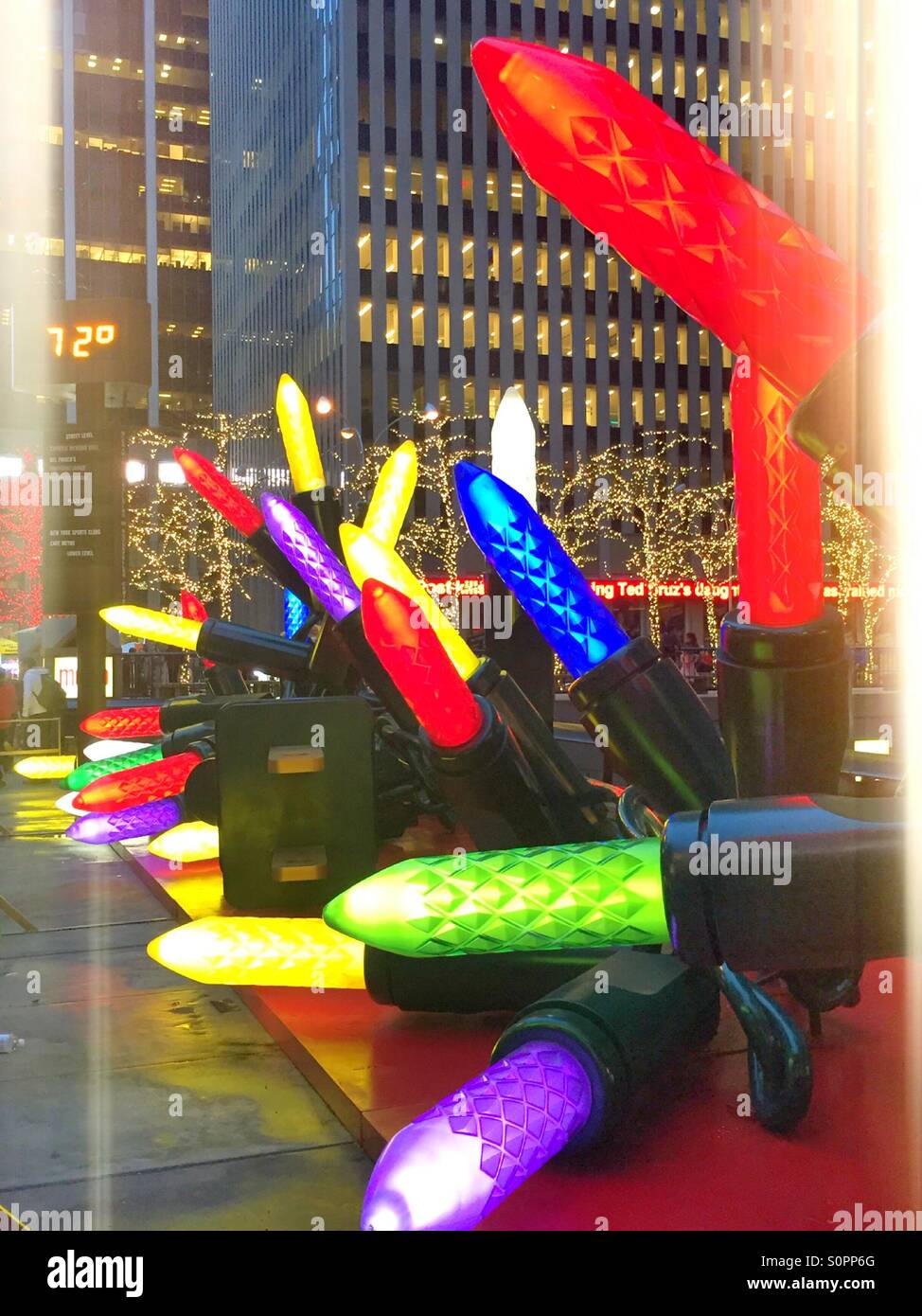 Zeigen Sie NYC sechste Avenue Urlaub Funktionen Riesen Weihnachtsbeleuchtung auf dem Bürgersteig an Stockfoto