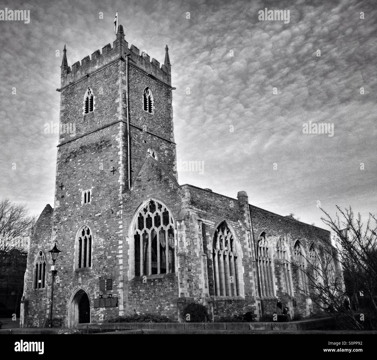 Die Ruinen von St. Peter, eine Kirche in Bristol, England, die durch Bombenangriffe während des zweiten Weltkriegs zerstört wurde - Smartphone-aufgenommenes Stockfoto