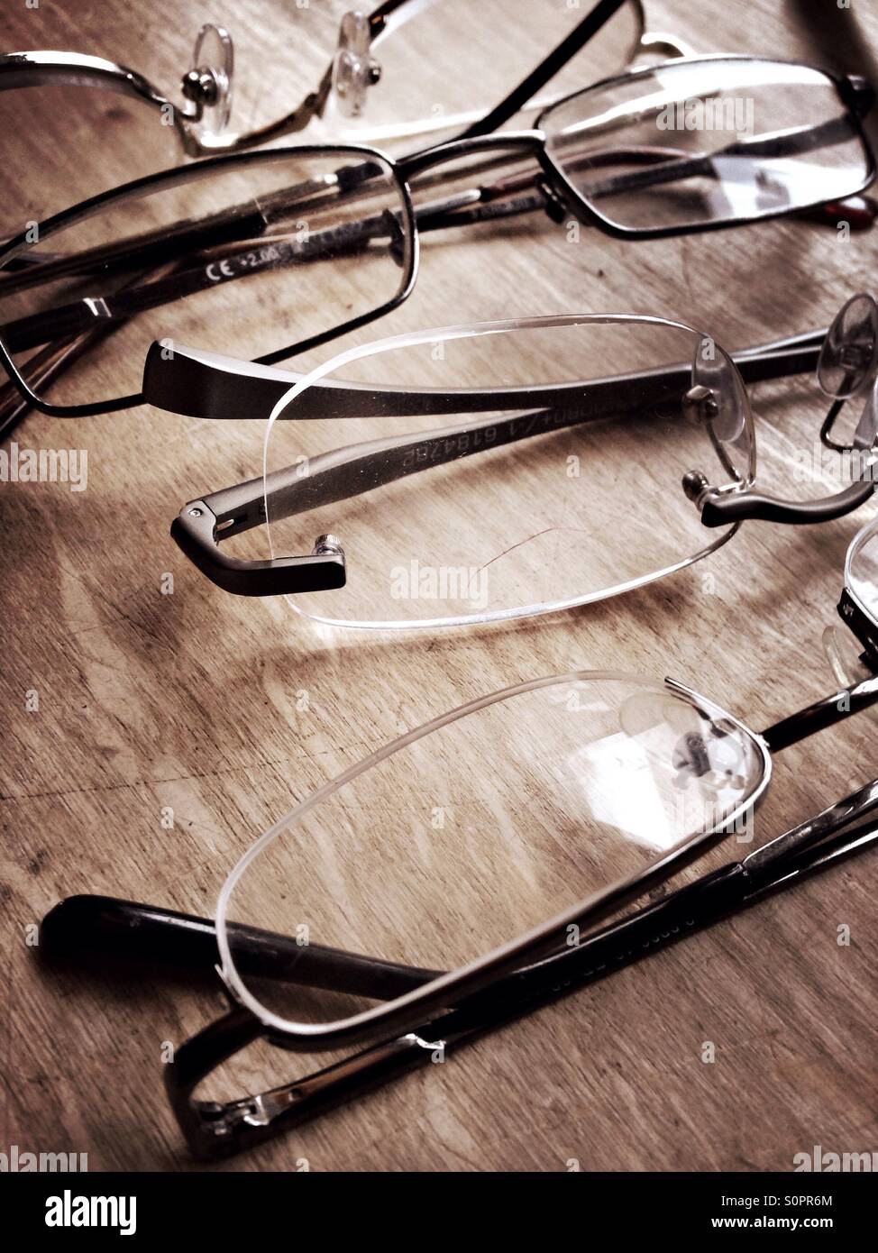 Vier Gläser auf einem Holztisch Stockfoto