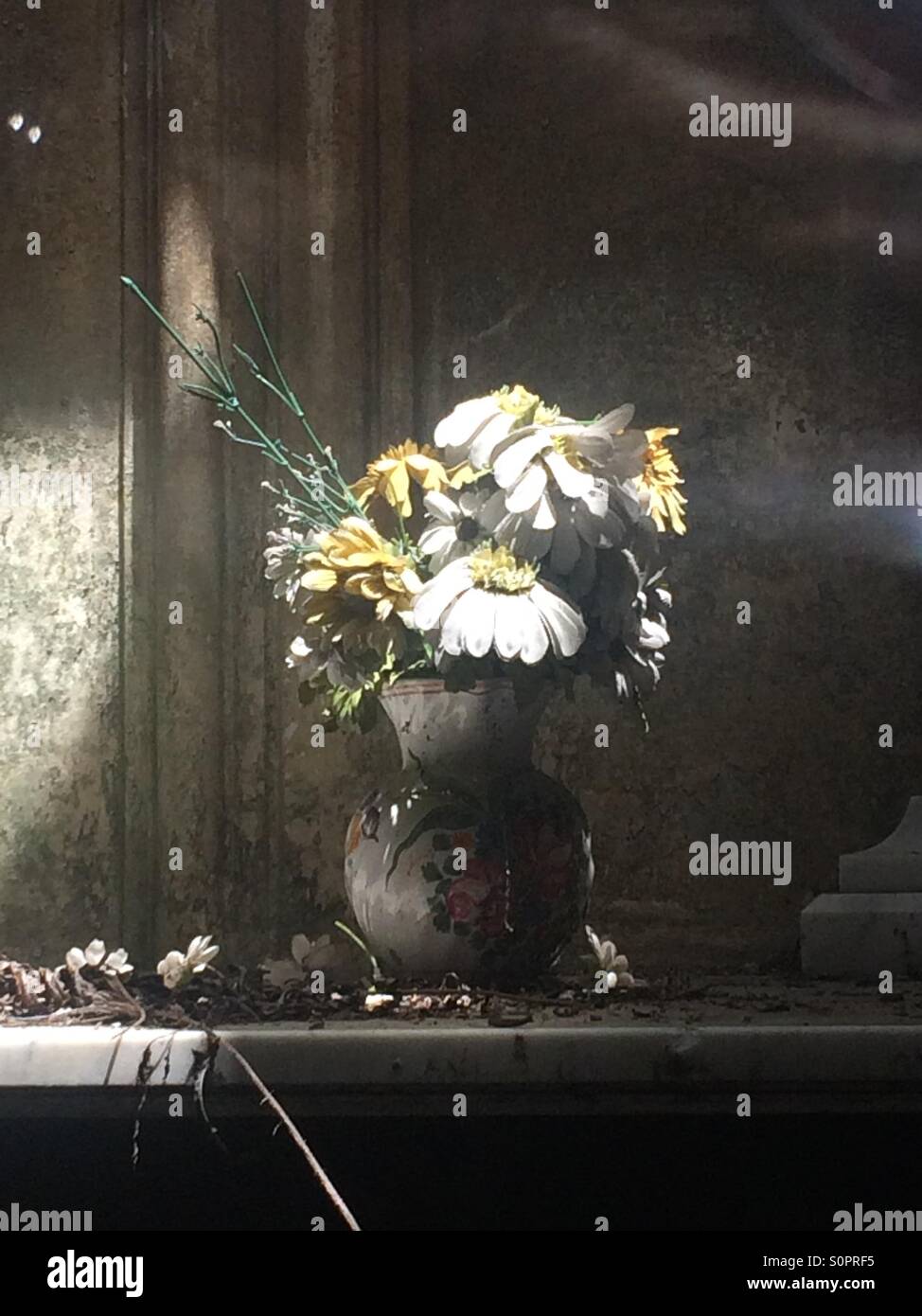Recoleta Friedhof, Buenos Aires, verblassenden Blumen Stockfoto