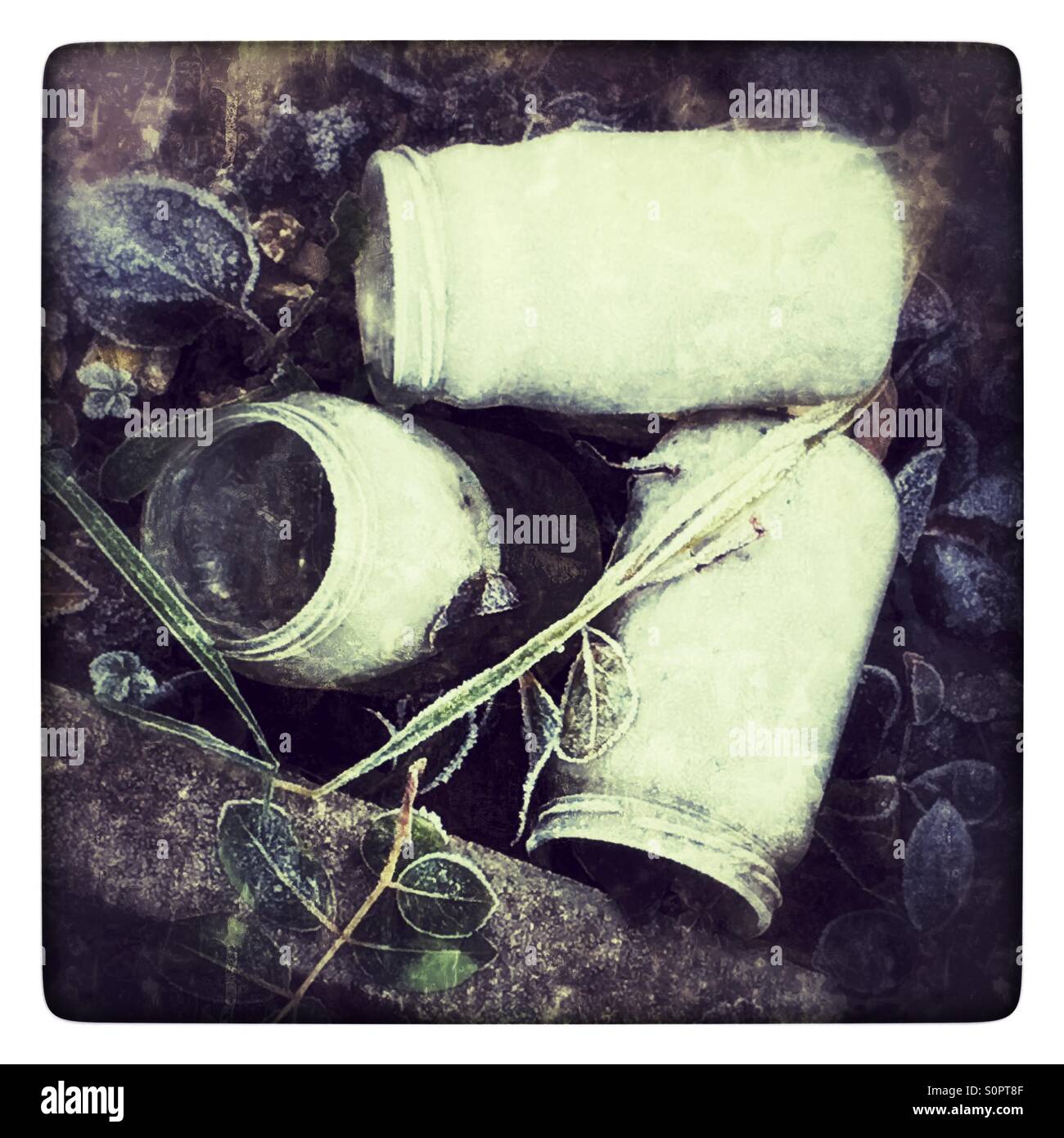 Leere Flaschen im freien - Smartphone-aufgenommenes Stockfoto