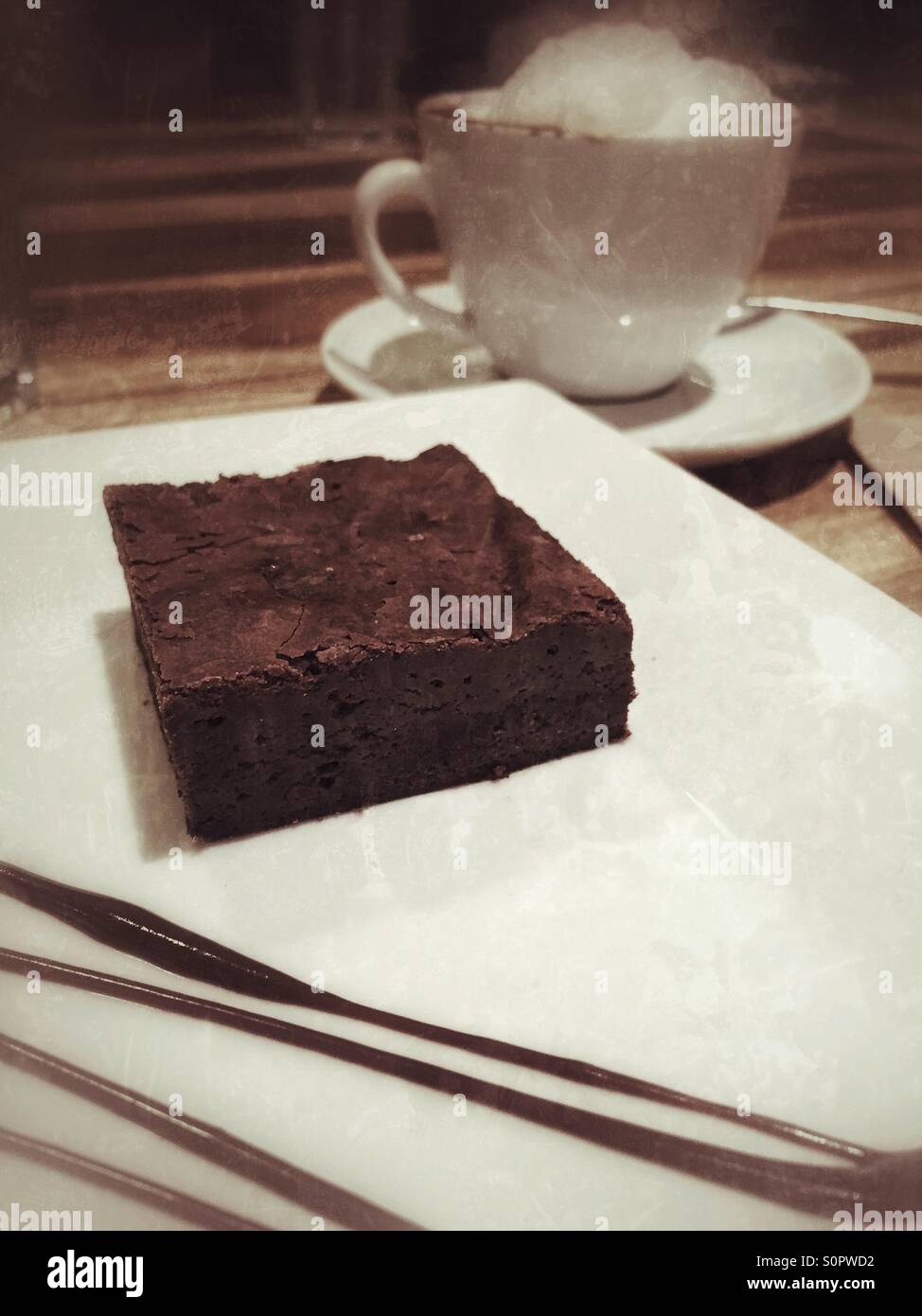 Schokoladen-Brownie und cappuccino Stockfoto