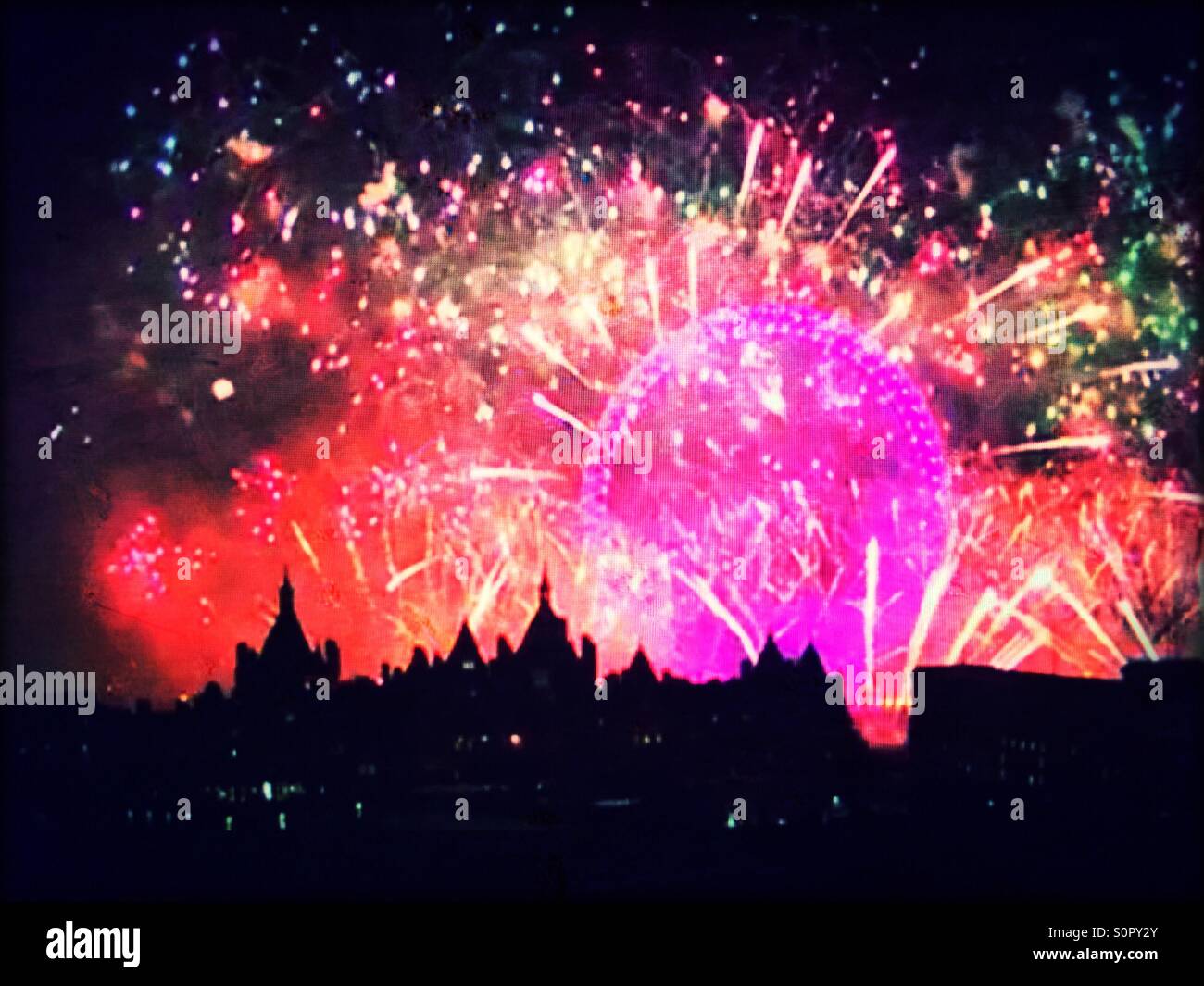 Top 10 things to do with kids during winter in london : new york 2016 Silvester Silvesterfeuerwerk vom London Eye entlang der Themse