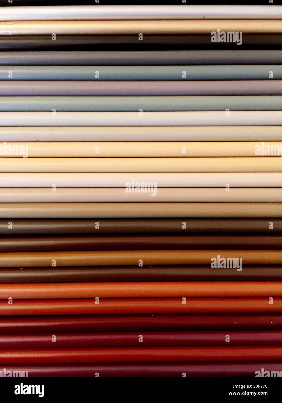 Braun, grau und Beige Buntstifte hintereinander aufgereiht. Stockfoto