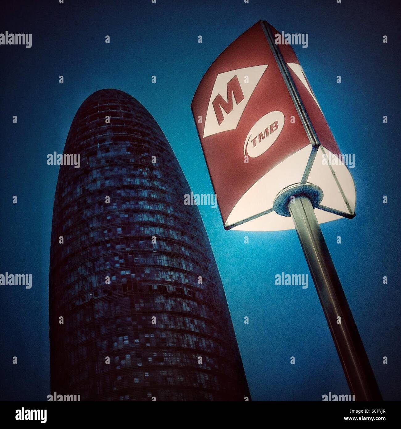 Barcelona u Zeichen und Agbar Turm, Katalonien, Spanien, Europa Stockfoto