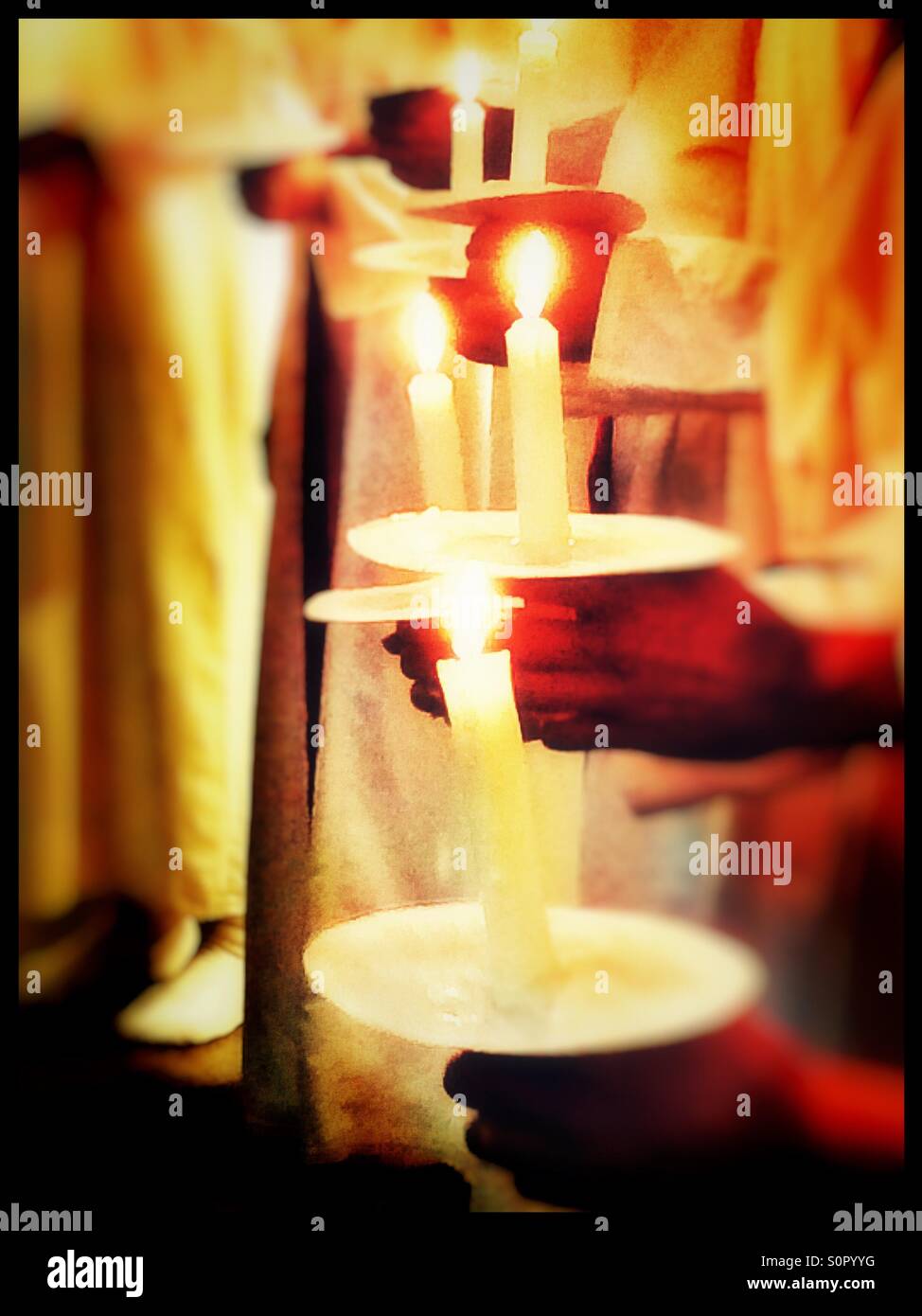 Halten Kerzen an Weihnachten Saint Lucia Zeremonie Schweden - Smartphone-aufgenommenes Stockfoto