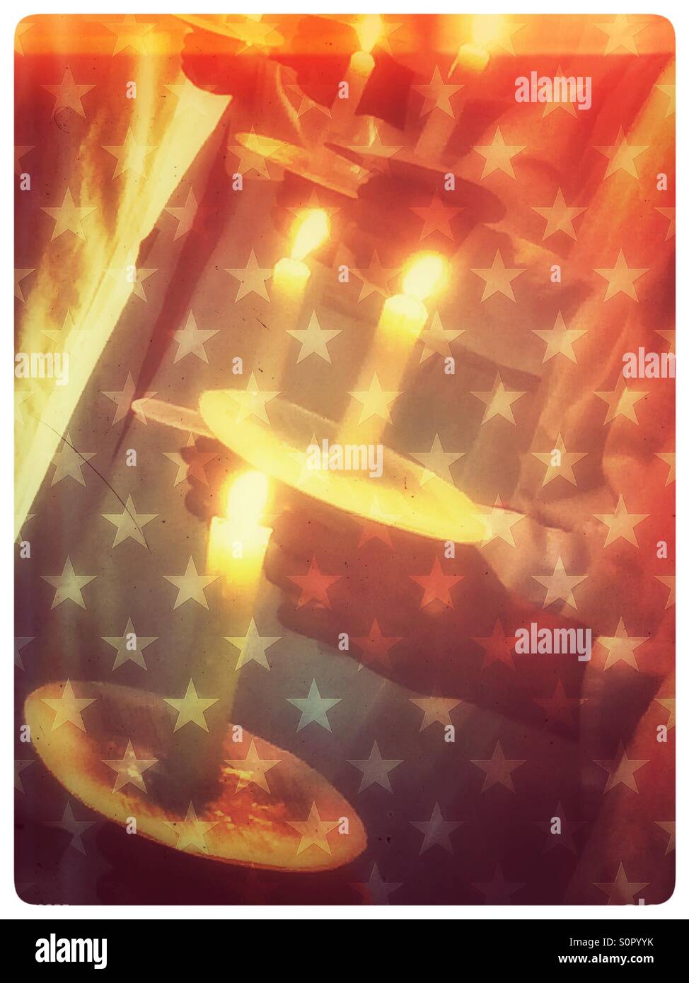 Halten Kerzen an Weihnachten Saint Lucia Zeremonie Schweden - Smartphone-aufgenommenes Stockfoto