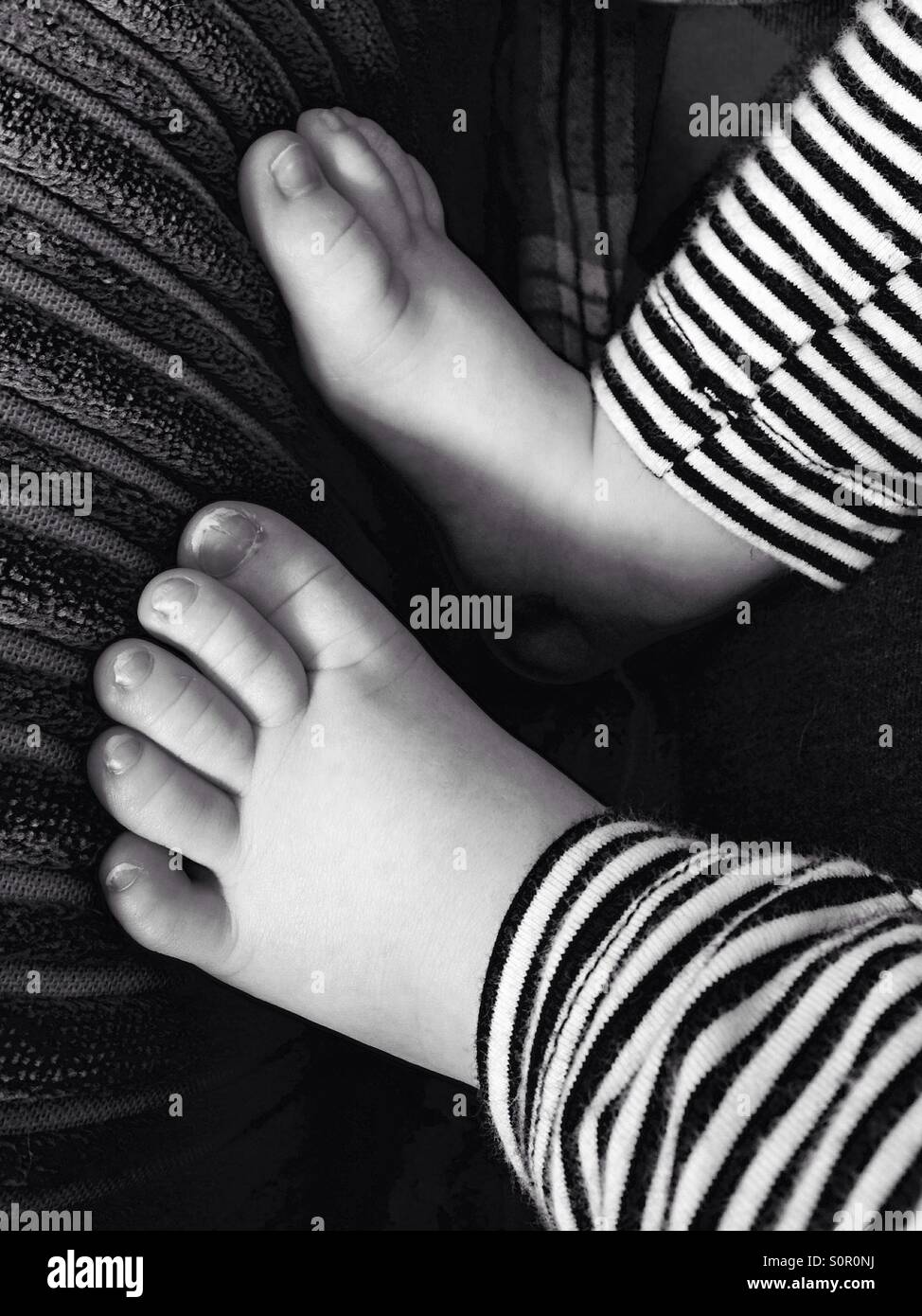 Baby Füße in schwarz / weiß Stockfoto