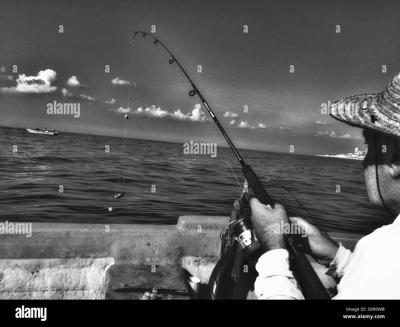 Angeln, Fischer, Fischer, Fischerboot, Boote, Canne, Fischerei-Maschine, Meer, Wolken, blauer Himmel, husseinelsaneh Stockfoto