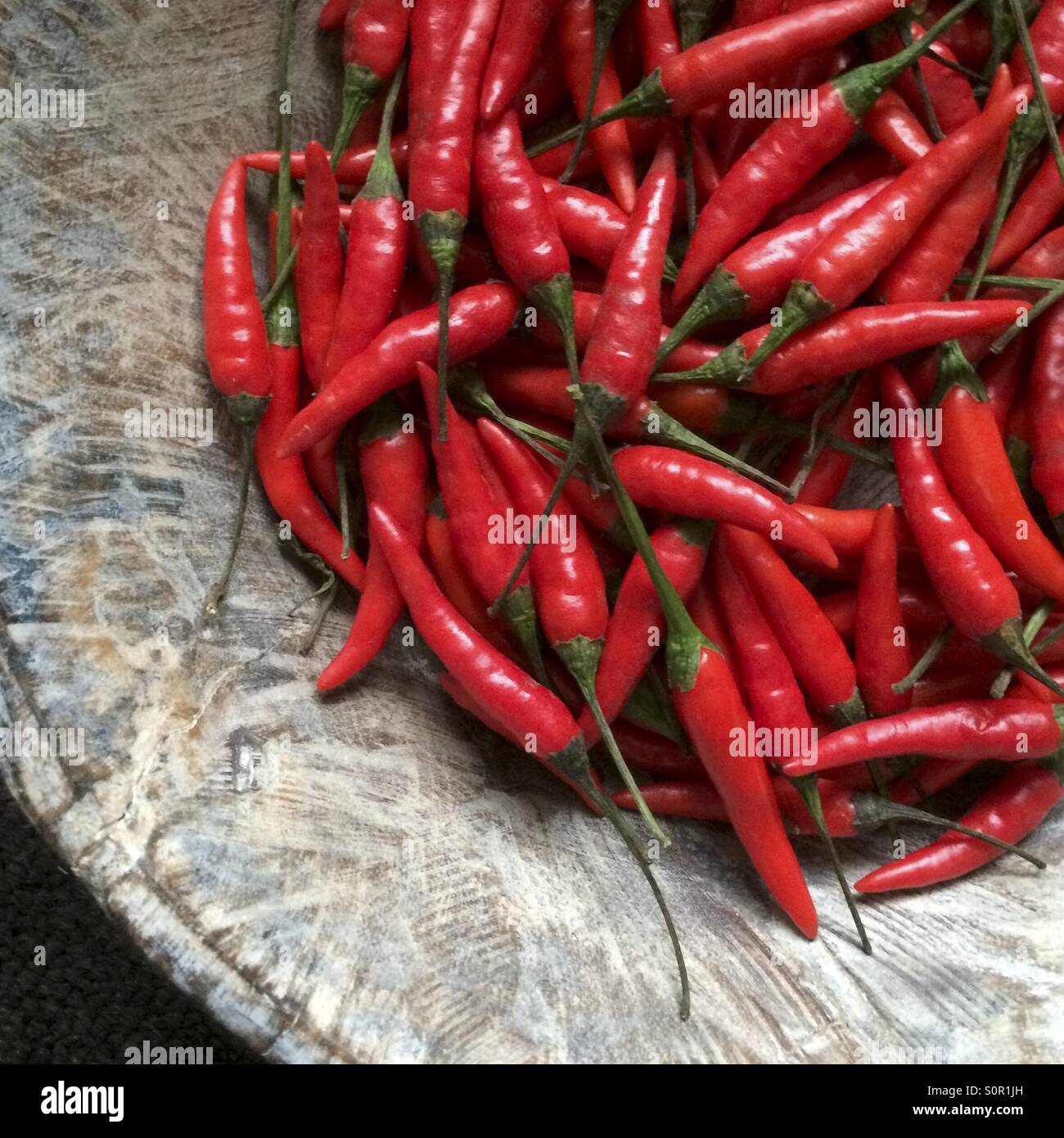 Rote Chilis in Holzschale Stockfoto