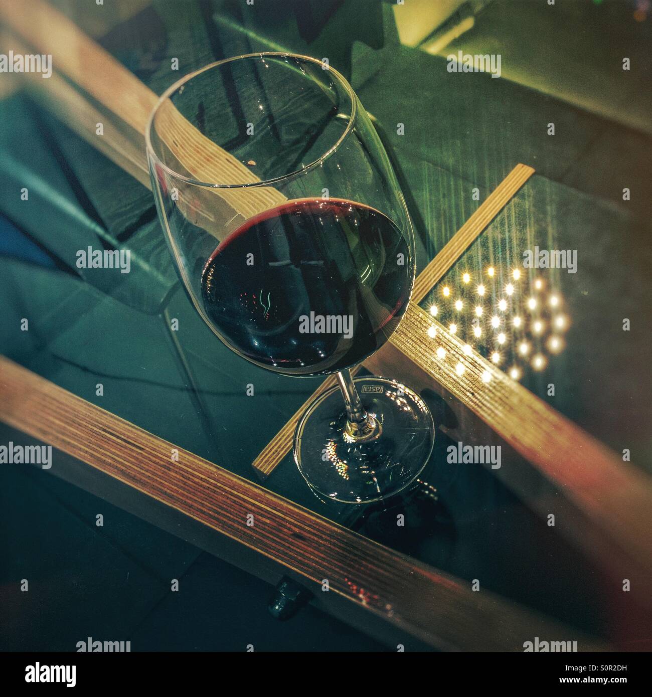 Ein Glas Rotwein über ein italienisches Design-Tisch Stockfoto