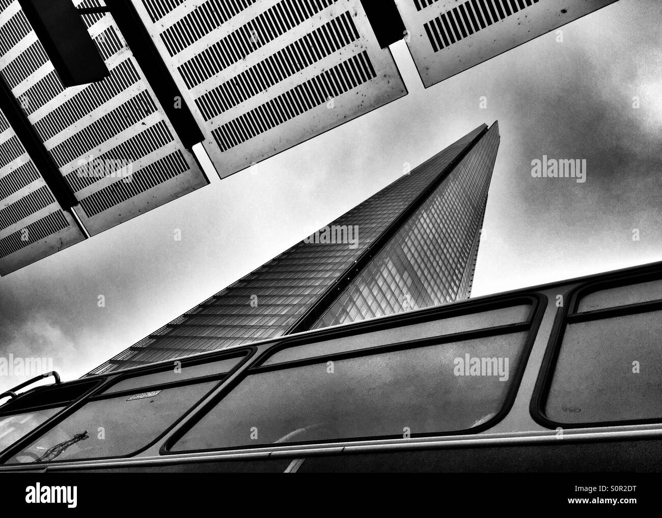 Blick hinauf auf den Shard London Bridge Station, während Sie auf einen Bus warten. Stockfoto