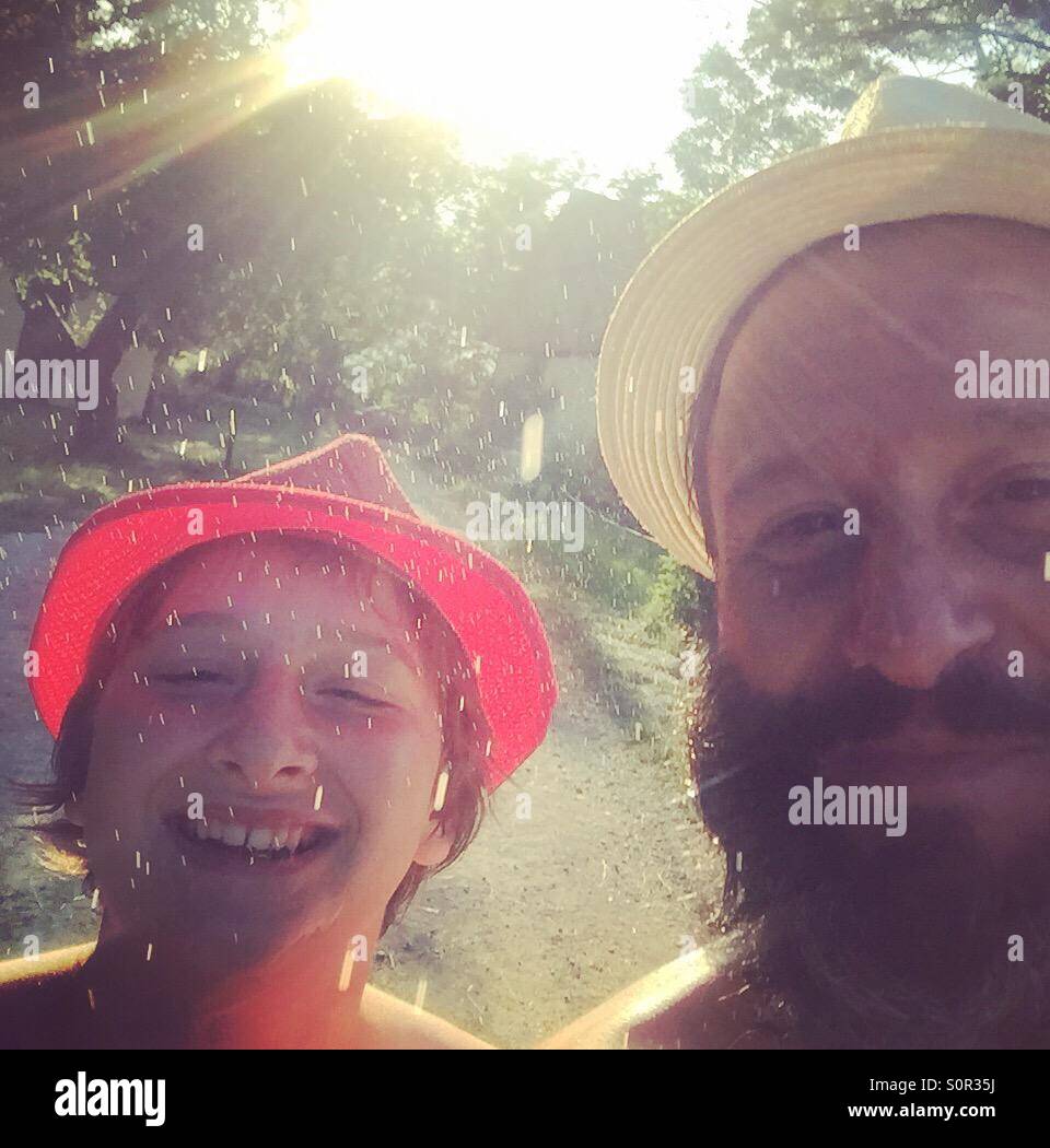 Vater und Sohn goofing Stockfoto