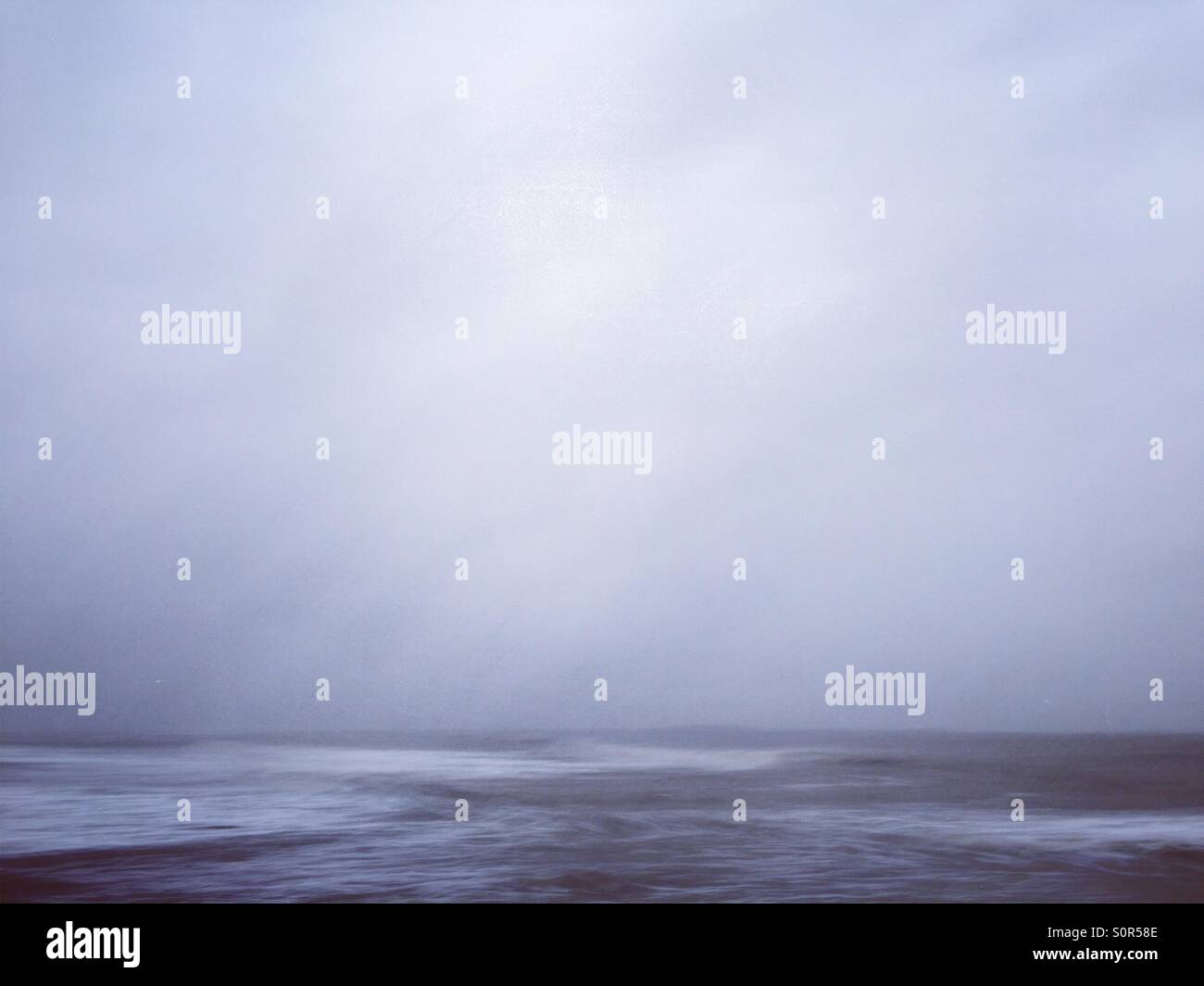 Langzeitbelichtung Seelandschaft von der Nordsee aus gemeinsame, Northumberland, UK. - Smartphone-aufgenommenes Stockfoto