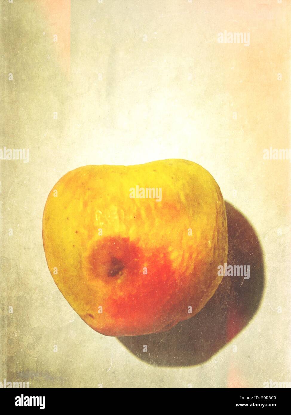 Fauler Apfel - Smartphone-aufgenommenes Stockfoto