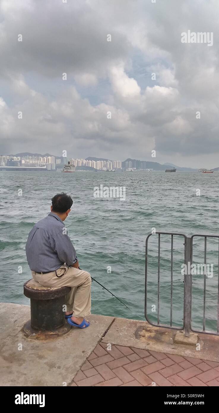 Pensionierter Mann alleine Angeln Stockfoto