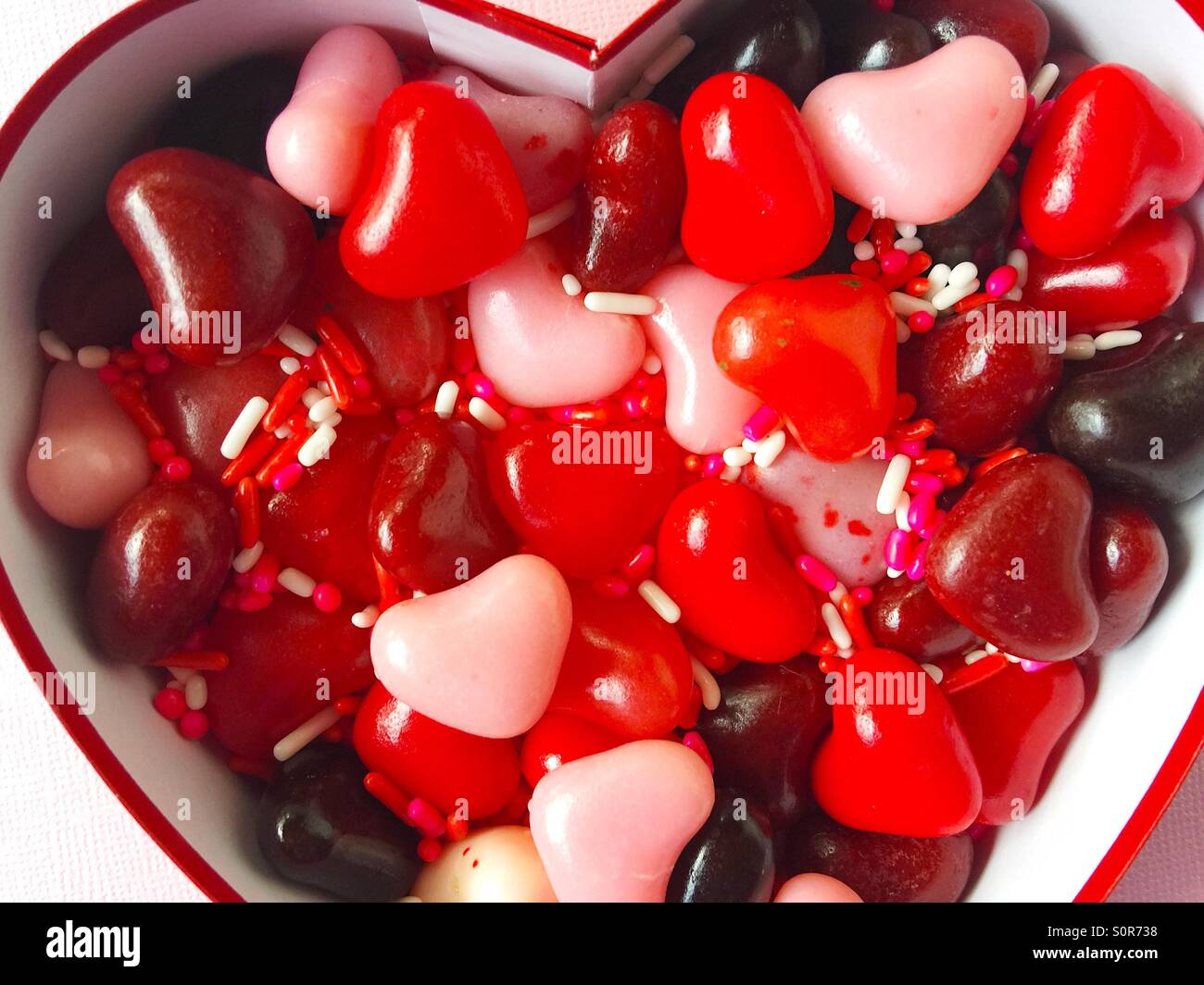Herz-Bonbons in Valentine-box Stockfoto