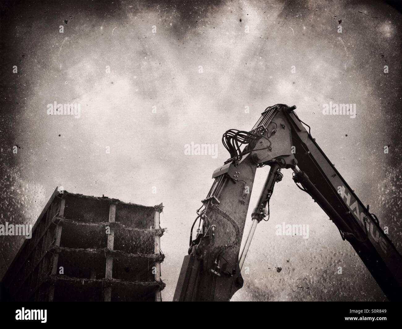 Teilweise abgerissenen Gebäude hinter schweren Maschinenpark - Smartphone-aufgenommenes Stockfoto